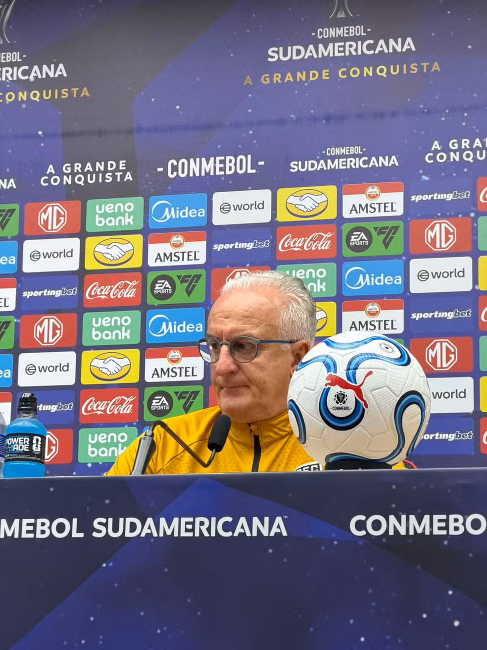 Dorival comemora classificação, mas cobra regularidade do elenco