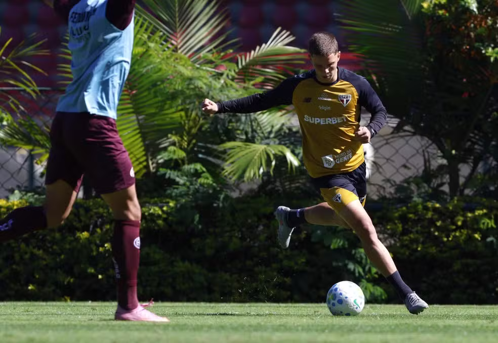 Gustavo Santana ganha força como opção no ataque